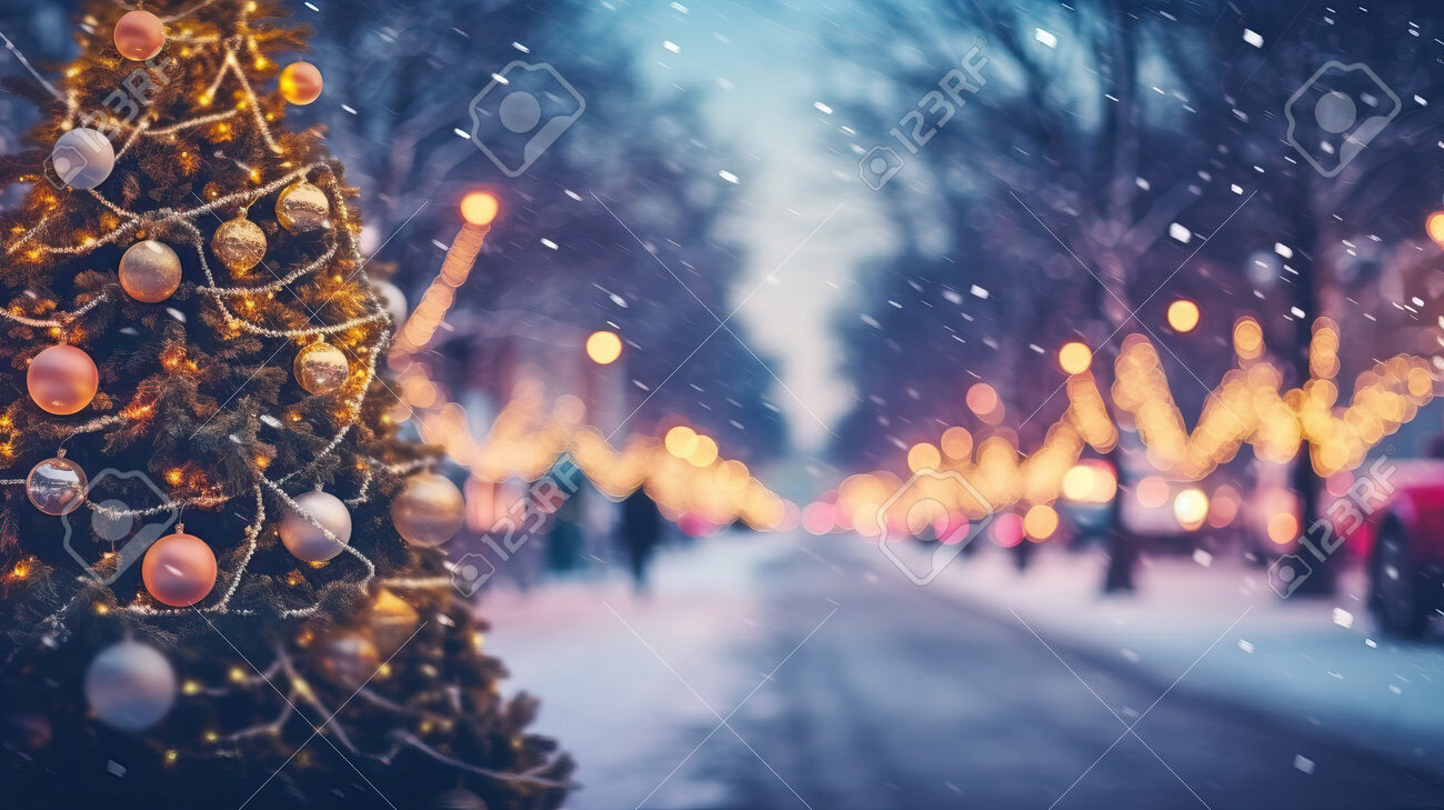 211902644-stadtstraße-weihnachten-winter-verschwommener-hintergrund-weihnachtsbaum-mit-schnee-dekoriert-mit